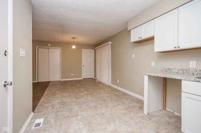 Building Photo - 3223 Southwest Dr