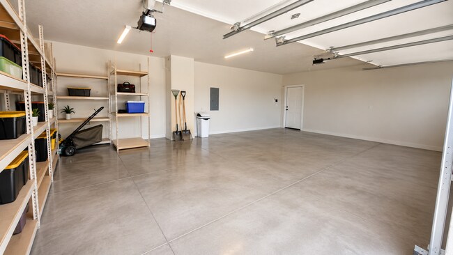 Building Photo - 436 S Desert Shelter Dr