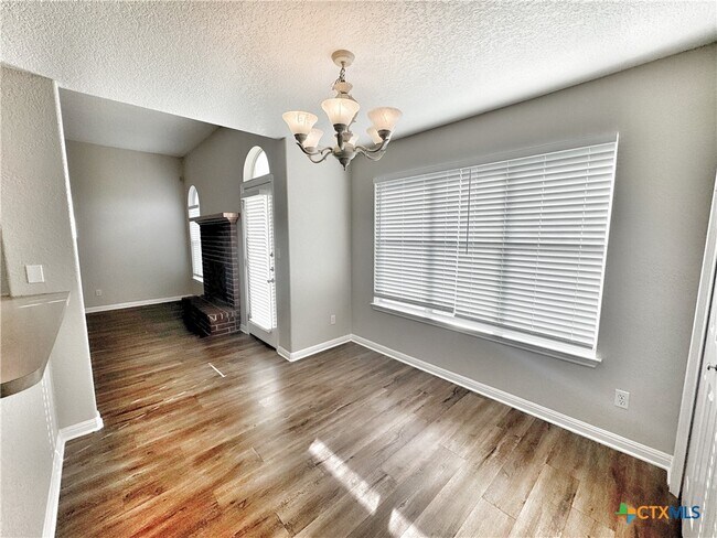 Building Photo - 521 Woodlake Dr