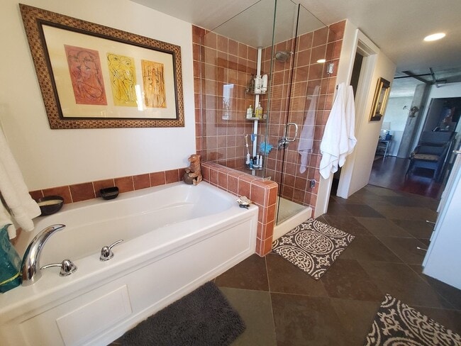 Building Photo - Downtown Loft living in Little Italy