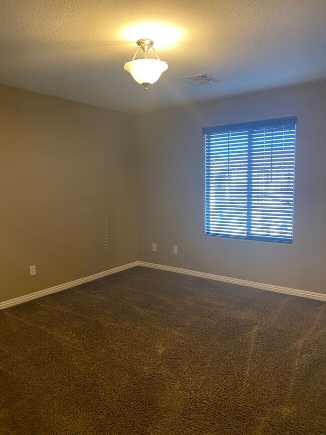 Building Photo - Fabulous Former Model Home!
