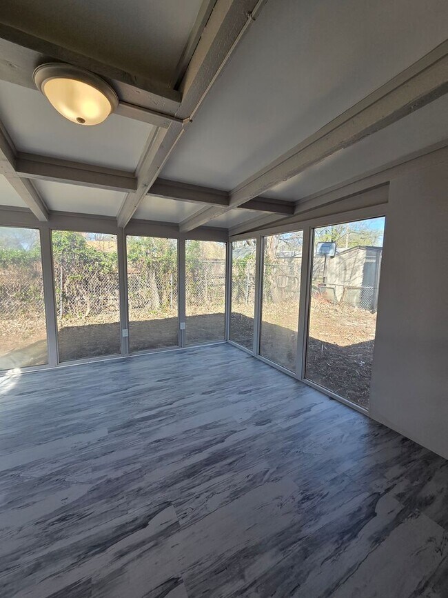 Building Photo - 715 N Kokomo Ave