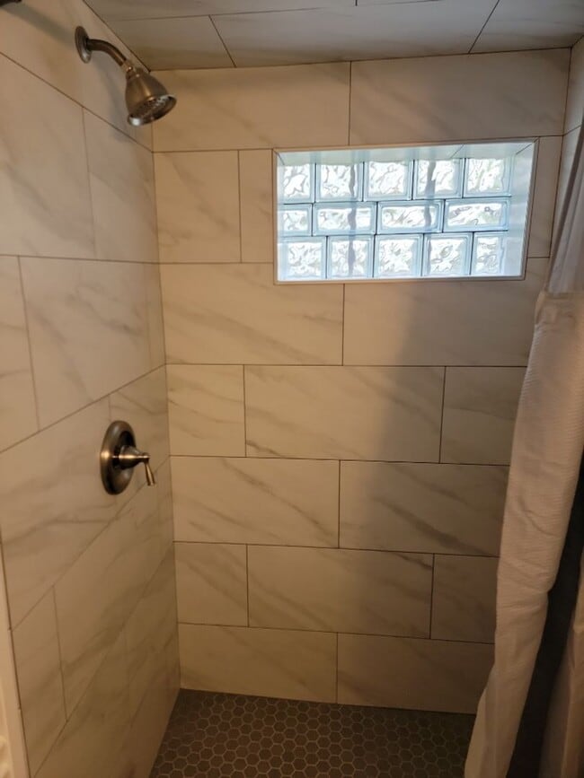 Building Photo - AVAILABLE JUNE 1st 2026 - Fantastic Newly Renovated 5 Bed 2 Bath Home w/ Garage