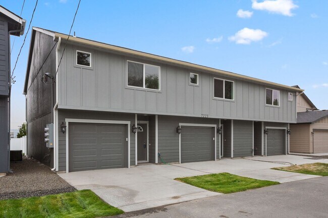 Building Photo - 3 bedroom 2.5 bathroom End Unit Modern Tow...