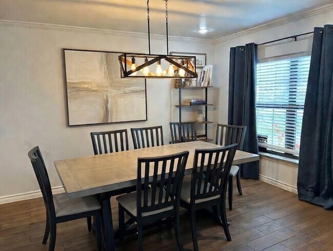 Building Photo - 221 Hyta St