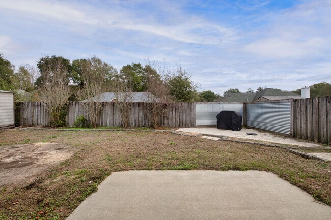 Building Photo - MOVE-IN SPECIAL!