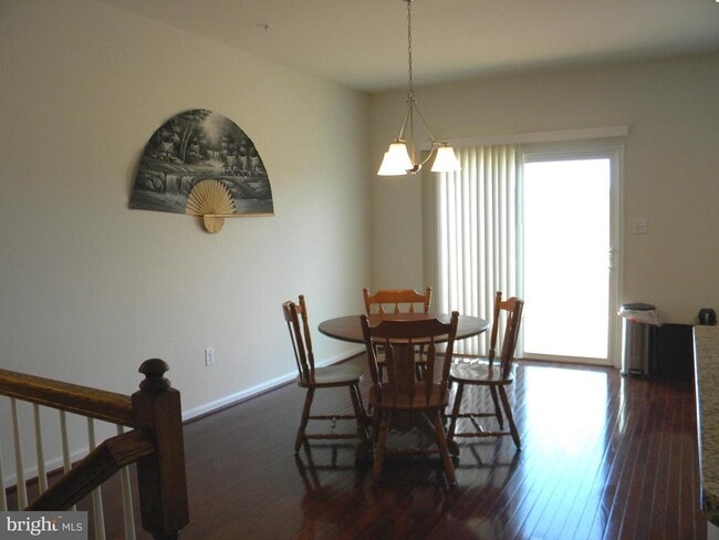 Building Photo - 652 E Chestnut St