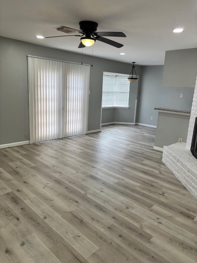 Building Photo - 815 Pebbleshire Dr