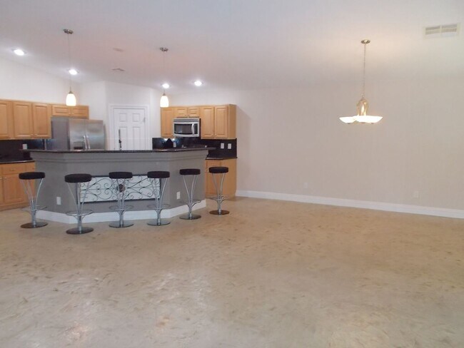 Building Photo - Stunning 4-Bedroom Ranch-Style Rental with...