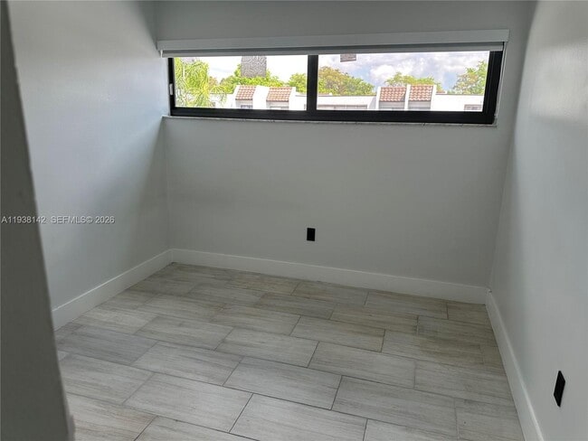 Building Photo - 6526 Kendale Lakes Dr