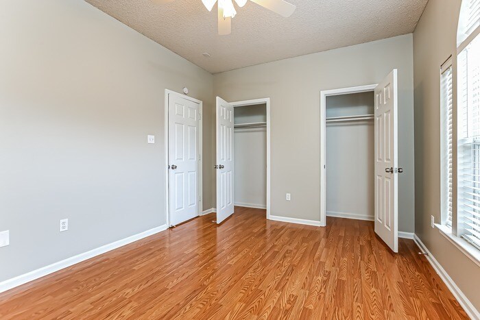 Building Photo - 2318 Redwood Dr