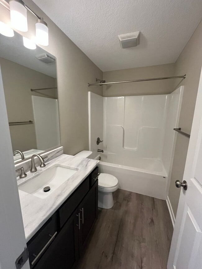 Building Photo - Spacious 4-Bedroom Home in Altoona Neighbo...