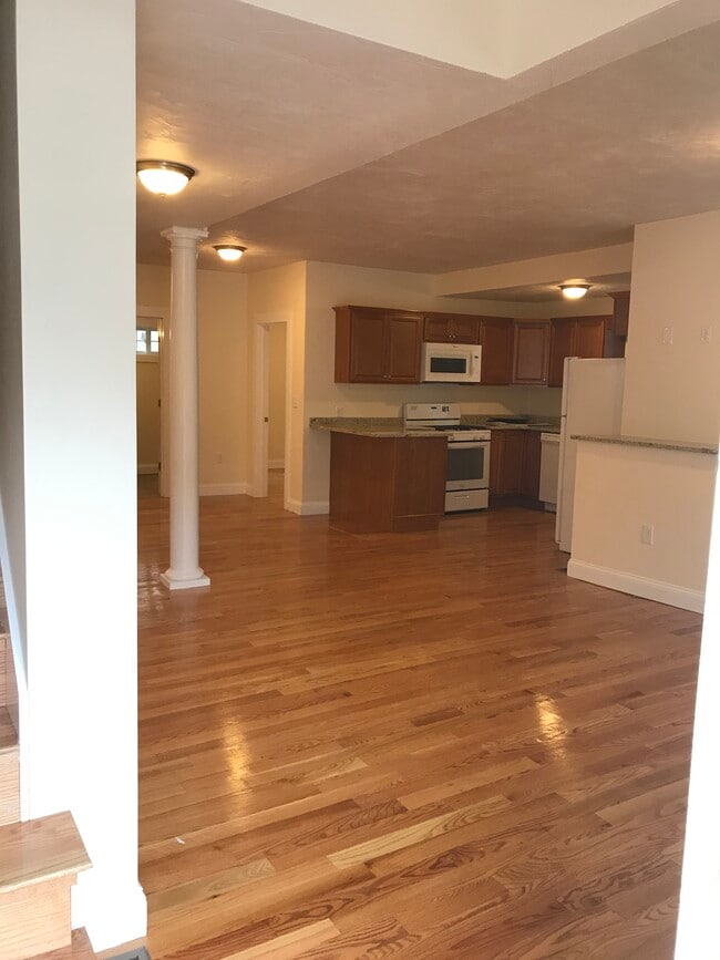 Building Photo - 18 Rockdale Ave