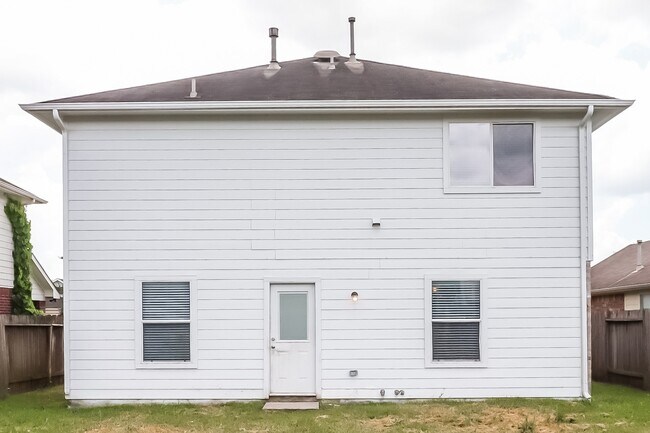 Building Photo - 21818 Hemlock Park Dr