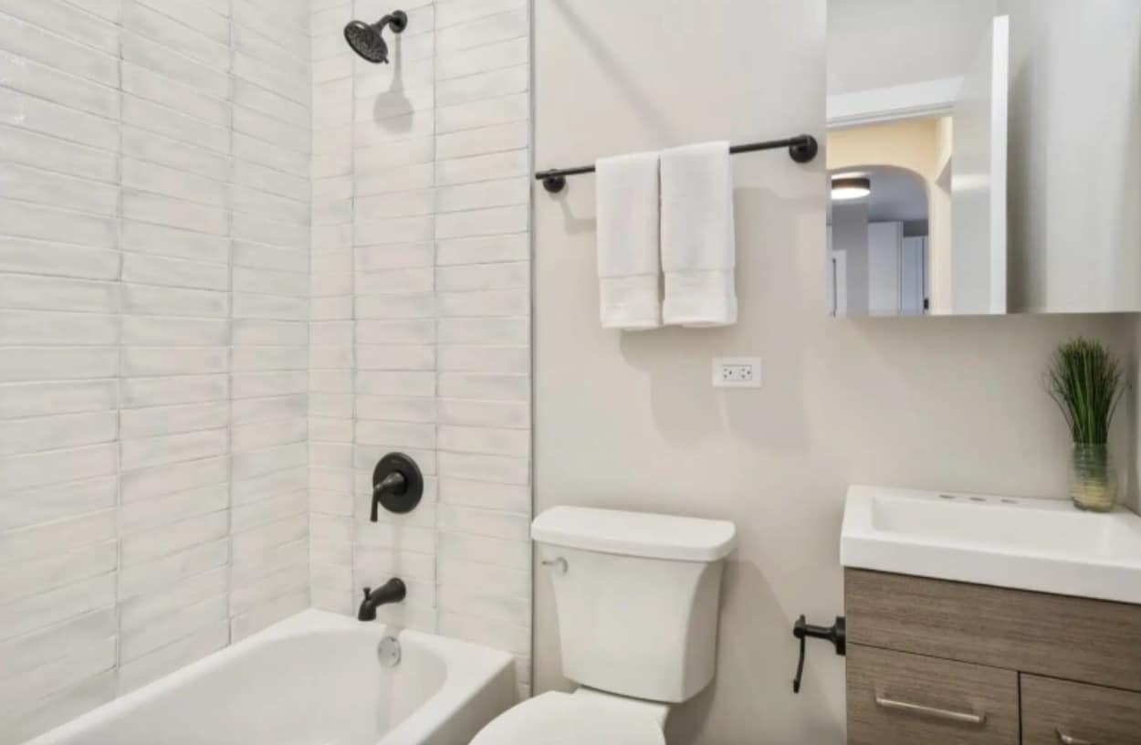 Building Photo - 659 W Wrightwood Ave