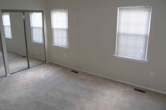 Building Photo - Beautiful 3BR Townhouse in Rockville/Derwood for early June Move-In!