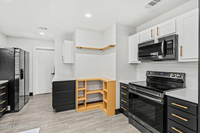 Building Photo - 1310 Mariposa Dr NE