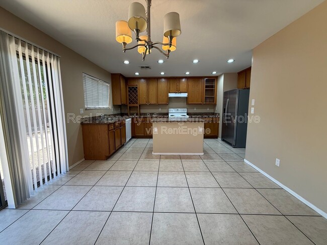 Building Photo - 8145 W Palo Verde Ave