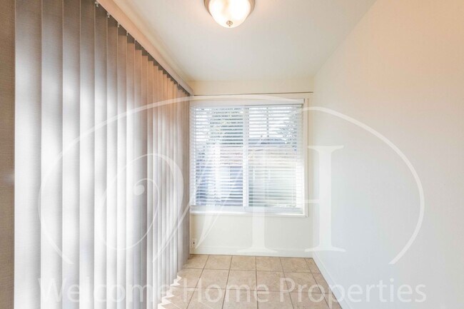 Building Photo - Sprawling 4 bed/2bath Craftsman Home