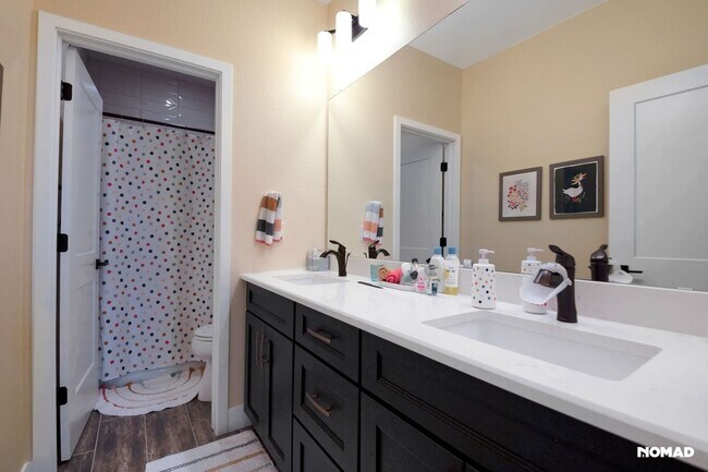 Building Photo - Spacious 5BR House in Littleton