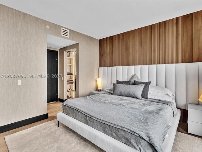 Building Photo - 1300 Brickell Bay Dr