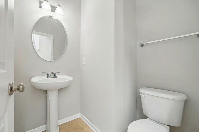 Building Photo - 2 Bedroom Townhome in Pineville!