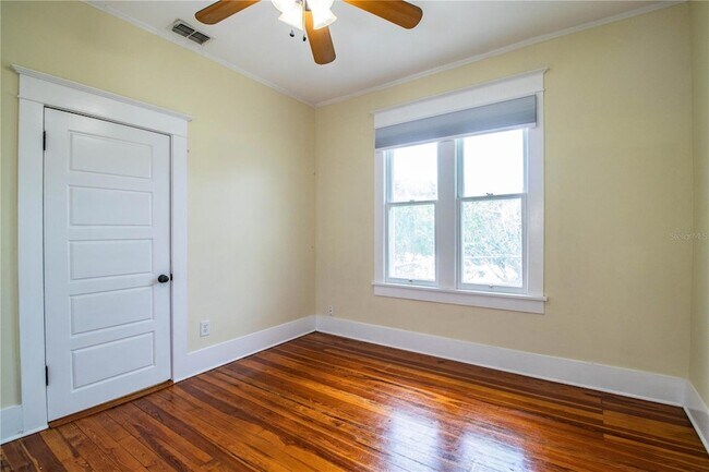 Building Photo - 412 E Tillman Ave