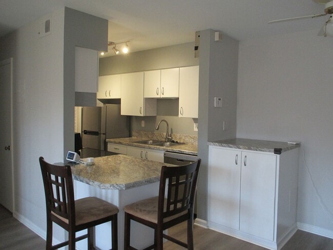 Building Photo - One Bedroom Condo in Cardinal Forest, Springfield