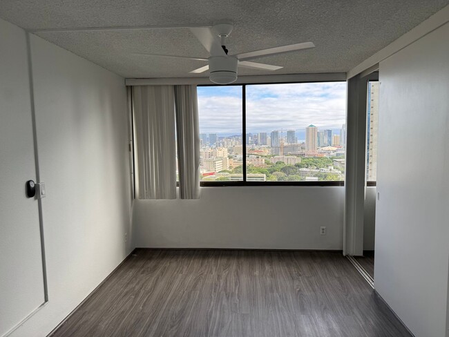 Building Photo - Renovated 1BR Condo in Downtown located in a secured building on the 25th floor