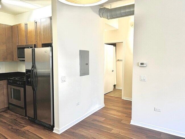 Building Photo - 873 N Larrabee St