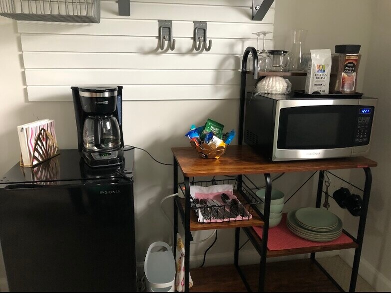 View of the kitchenette area. - 7922 Fitzroy St