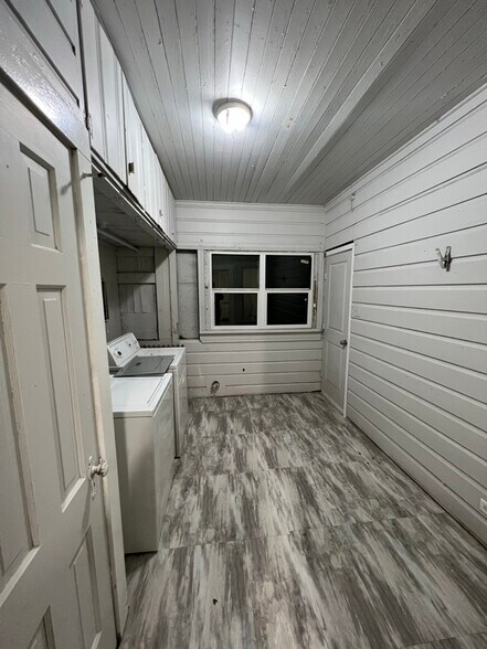 Building Photo - 118 Broadbent Ave