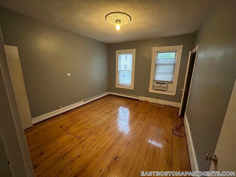 Building Photo - 284 Chelsea St