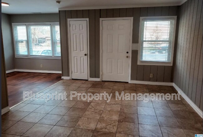 Building Photo - 513 10th Ave S