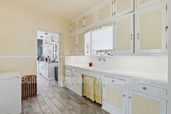 Building Photo - 525 W Lynwood St