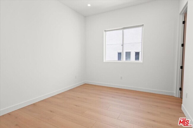 Building Photo - 5214 Satsuma Ave