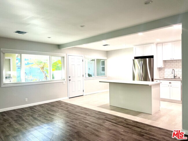 Building Photo - 624 N Toluca Park Dr