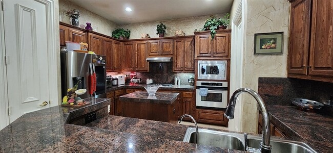 Building Photo - 1001 Llano Trce