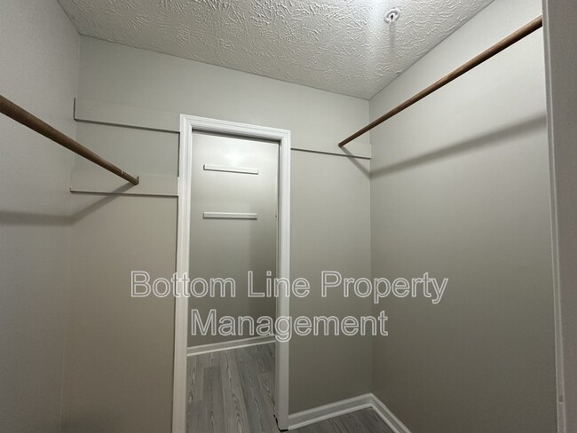 Building Photo - 942 Stewarts Creek Dr