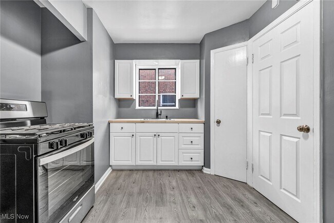 Building Photo - 420 E 222nd St