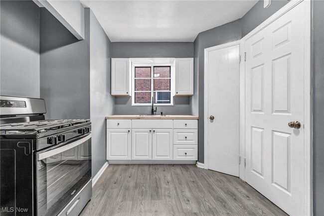 Building Photo - 422 E 222nd St