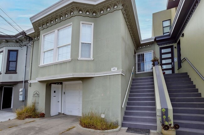 Building Photo - 4 Bed / 2 Bath home in Outer Richmond near...