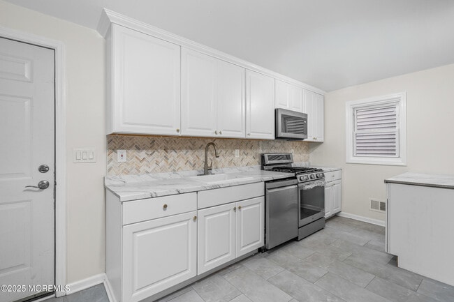 Building Photo - 11 Dewitt Ave