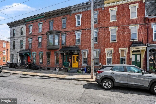 Building Photo - 231 Boas St