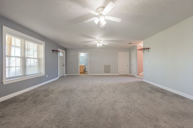 Building Photo - 1701 Stratford View Dr