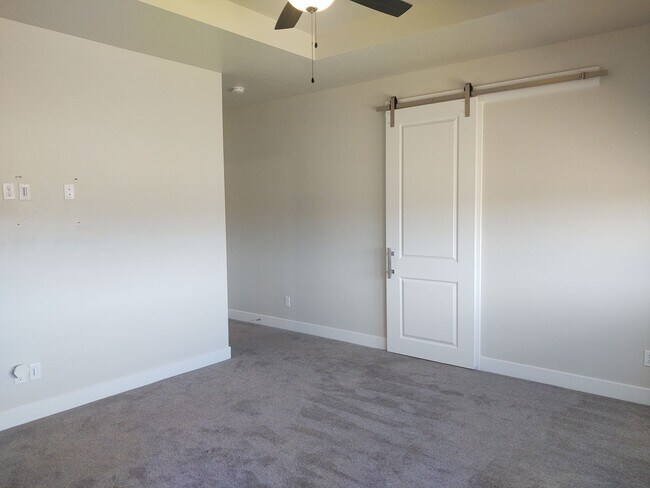 Building Photo - 1 Bedroom + Den 1.5 bath 2 Car Garage VIEWS & VIEWS!