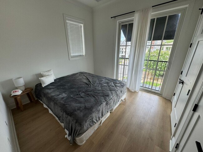 Building Photo - Ready for immediate move in - Two private ...