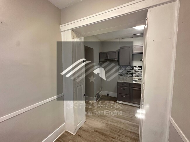 Building Photo - 8 E Hillcrest Ave