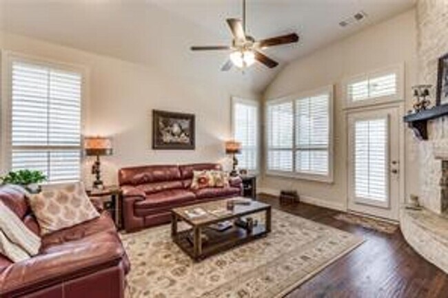 Building Photo - Another chance to own this warm and inviti...