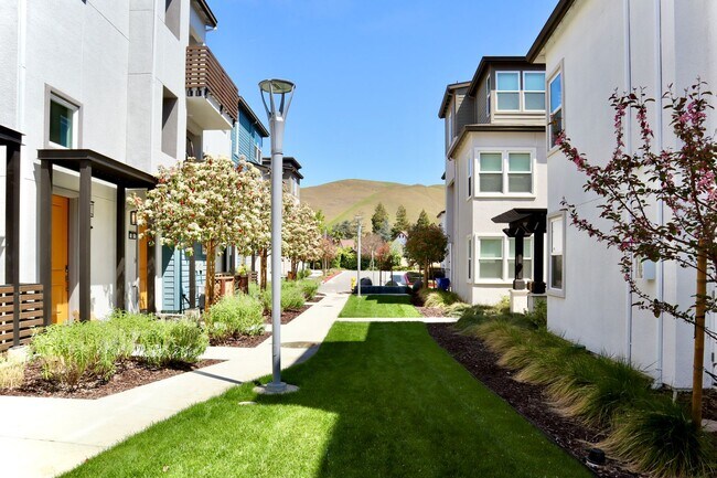 Building Photo - Gorgeous 3-story Townhome Available for Rent! Cherry-Guardino Neighborhood